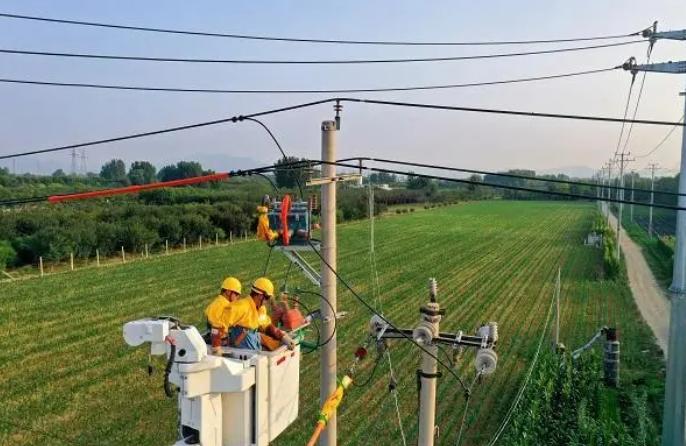 国网泰安供电公司：电力“大黄蜂”助力线路改造升级