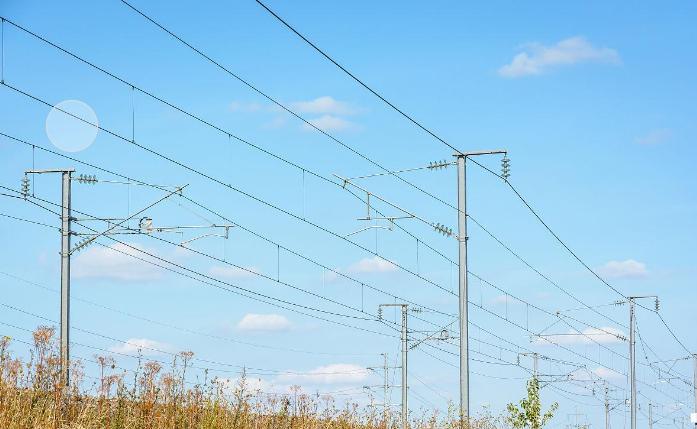 常规的配网行波故障预警与定位装置与铁路线路设备的对比研究